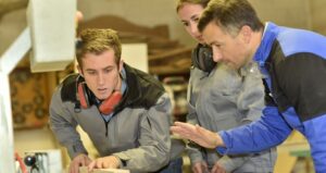 Mehr über den Artikel erfahren We Are Leading Antique Furniture Restorers